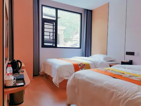 Yanliang Xinxin Business Hotel Отели рядом с достопримечательностью «Глобальный автомобильный пассажирский станция Ляо Ляо»