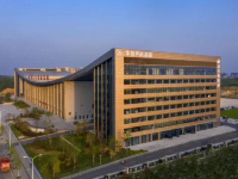 Huaxin Civil Aviation Hotel (Xinyang East High-speed Railway Station)