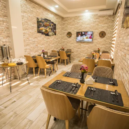 Leader Hotel