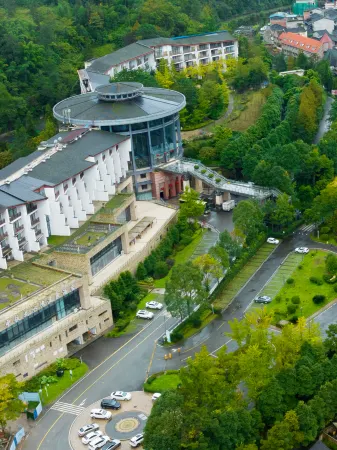 China Railway Huashuiwan Hot Spring Hotel Отели рядом с достопримечательностью «Xiling Snow Mountain»