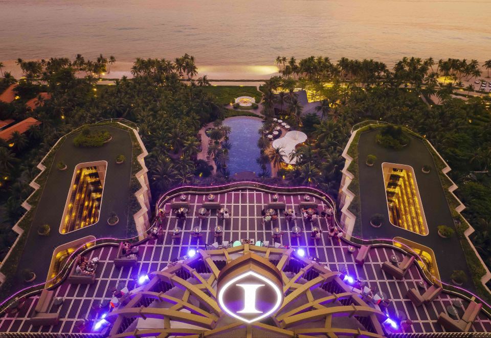 인터컨티넨탈 리조트의 세련된 실내 모습