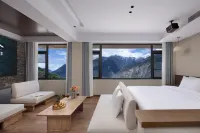 더스크 마운틴 리플렉팅 스노우 프라이빗 핫 스프링 코트야드