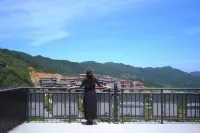 โรงแรมไชนีสอินน์ซีเจียง (ศูนย์บริการนักท่องเที่ยวประตูตะวันตก หมู่บ้านชาวม้งเซียนหู่ ซีเจียง) - บริการรถรับส่ง