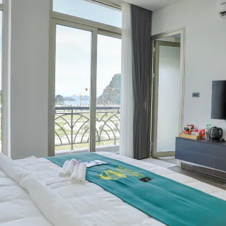 Ao Tien Harbour Boutique Hotel Отели рядом с достопримечательностью «Bai Tu Long Bay»