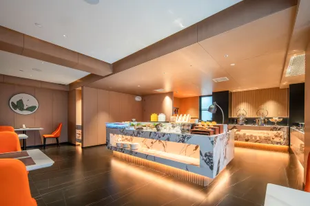 Rezen Hotel (Xinxiang Municipal Government East Railway Station) Отели в г. Синьсян