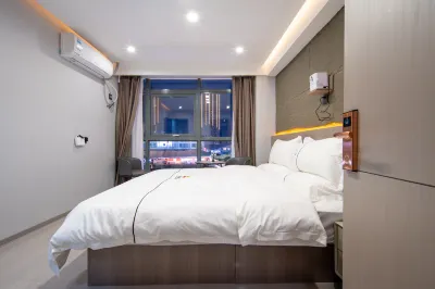 Han Le Square Hotel (Weihai High-speed Railway Station Han Le Square Night Market Store)