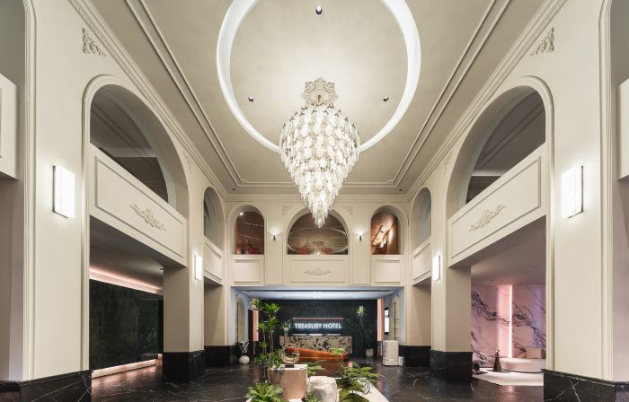 Shanghai People's Square Nanjing East Road Pedestrian Street Treasury Hotel
