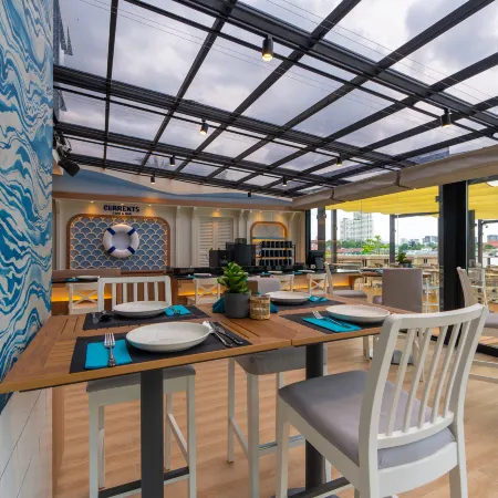 TARA Bangkok Riverside (Formerly GLOW Bangkok Riverside) Отели рядом с достопримечательностью «Дворец Дусит»