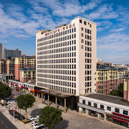 Mercure Hotel Xinyang Baopeng Square