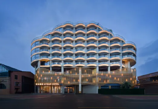 Atour Hotel Haikou Longhua Longhu Tianjie Отели рядом с достопримечательностью «Martyrs' Cemetery»