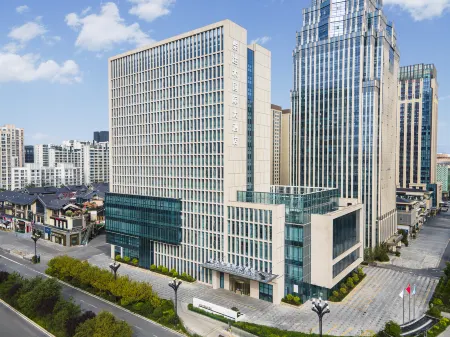 Qaidam International Hotel Отели рядом с достопримечательностью «Huangshui Forest Park»