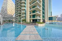 bnbme | Luxurious Canal View Apt w/ Pool & Gym