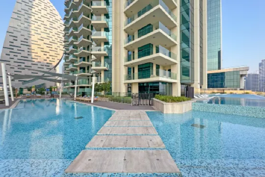 bnbme | Luxurious Canal View Apt w/ Pool & Gym