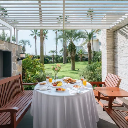 The Suites Hotel Jeju Отели рядом с достопримечательностью «Тематический парк Chocolate Land»