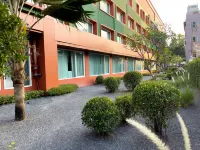 Happihaus Hotel Bangkok Hotel dekat Wat Lan Boon