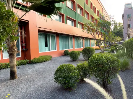 Happihaus Hotel Bangkok Отели рядом с достопримечательностью «A R Sutton & Co Engineers Siam»