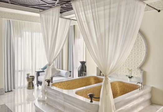 에미레이트 팰리스의 황금빛 실내 장식