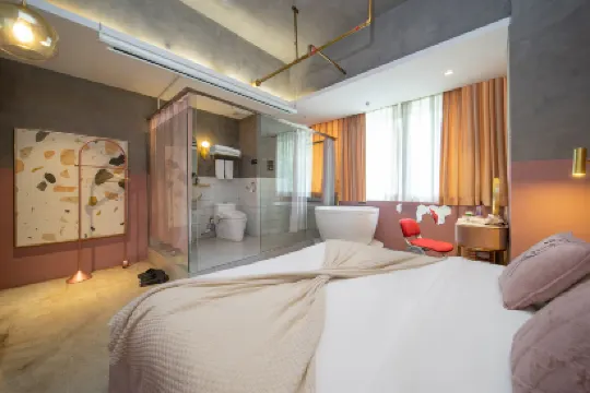 Banana Sushe Hotel (Luohu Port International Trade Shop)