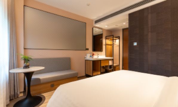 Royal Court Hotel (Shanghai Houtan Subway Station Branch)