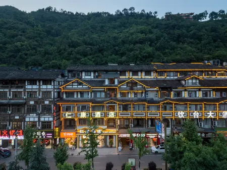 Renkang hotel Отели рядом с достопримечательностью «Red Army Sidu Chishui Memorial Park»