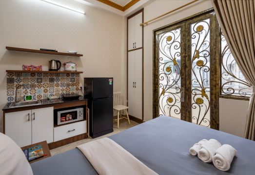 Hearth and Home의 아늑한 객실과 발코니