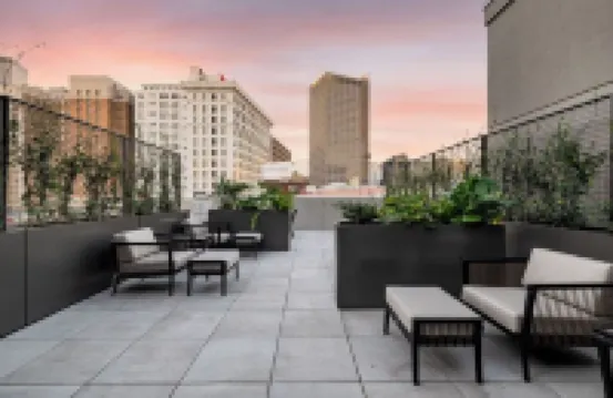 2BR Iconic Penthouse Living + Private Patio | The Mayfair 酒店