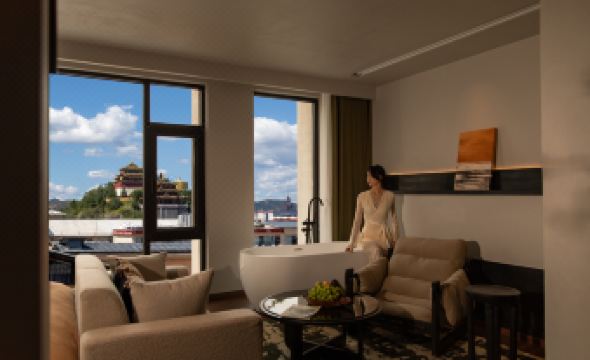 Shangri-La Half View Vacation Homestay (Near the Giant Prayer Wheel, Dukezong Ancient City)