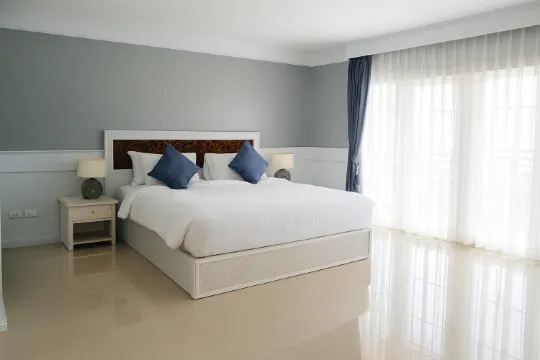 ห้องดีลักซ์ เตียงใหญ่ พร้อมระเบียง