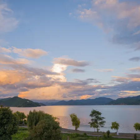 Lugu Lake Qingchen International Lake View Resort Manor (Daluoshui Pier Branch)
