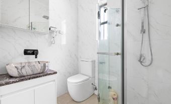 Cozy & Well-Located Room – Steps from Transit & University