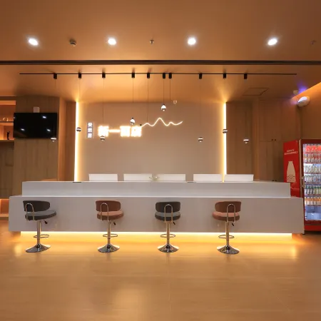 Xinyibai Hotel (Dandong Railwany Station&Yalu River Broken Bridge)
