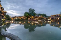 Miss Dong’s River View Homestay, Fenghuang Ancient Town - ที่มีบาร์