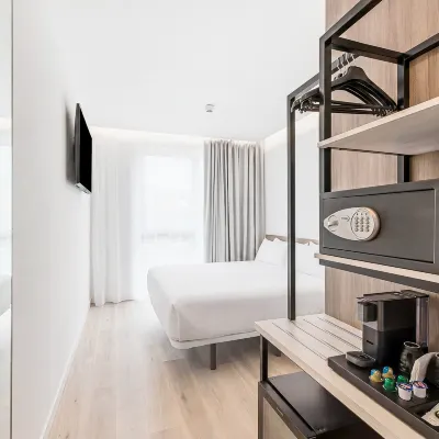 B&B HOTEL A Coruña Aeropuerto Отели рядом с достопримечательностью «Железнодорожный вокзал Ла-Коруньи»