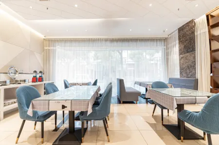 Borrman Hotel (Jingzhou Ancient City East Gate Wanda) Отели рядом с достопримечательностью «Former Residence of Zhang Juzheng»