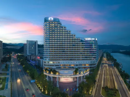 Kaihua International Hotel Отели рядом с достопримечательностью «Huaqian Valley»