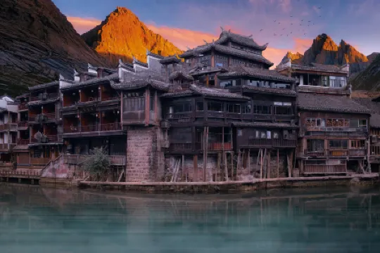 Yu Jiangyue · Natural Aesthetics Designer's View of Tuojiang River Scenery - Holiday Villa Отели рядом с достопримечательностью «Temple of the Queen of Heaven»