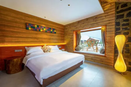 Shenshanli Yichuan VILLA Holiday Homestay (Kanas Old Village) Отели рядом с достопримечательностью «Xinjiang Kanas National Geopark»