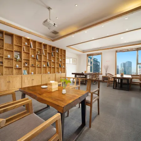 Flowers Pleasing Qing Ju  Hotel(Chengdu taiguli Chunxi Road store)
