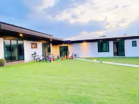 ที่พักบ้านเดี่ยวสไตล์โมเดิร์น โรงแรมใกล้Culture Center of Thai Mueang District