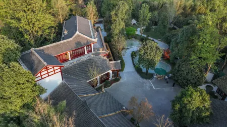 Zhuyin Qingcheng Hot Spring Resort Отели рядом с достопримечательностью «Chengdu Institute Sichuan International Studies University»