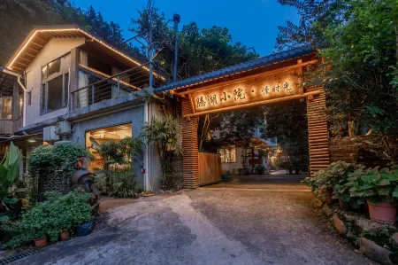 Qingyuan Tenghu Xiaoyuan Slow Time Homestay Отели рядом с достопримечательностью «Niuyuzui Scenic Area»