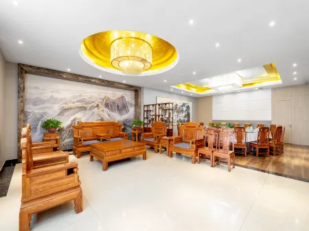 Ramada by Wyndham Linyi North Отели рядом с достопримечательностью «Linyi University Foreign Language School»