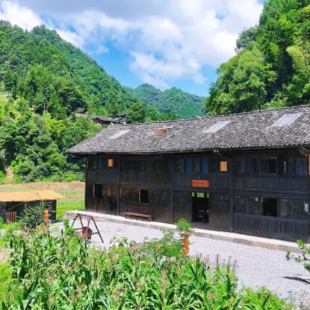 Tujia Diaojiaolou Ancient Village Homestay (Lichuan)