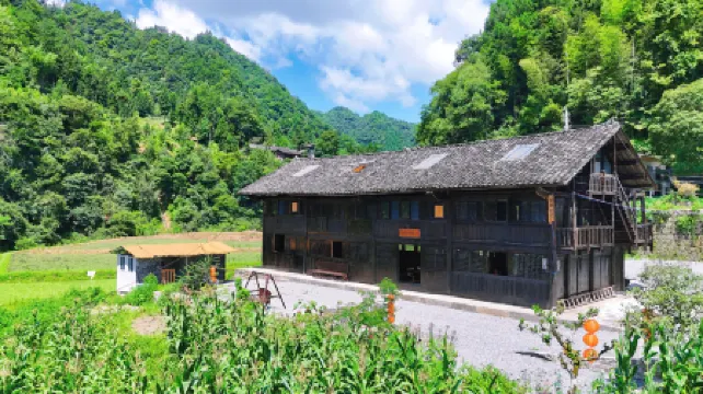 Tujia Diaojiaolou Ancient Village Homestay (Lichuan)