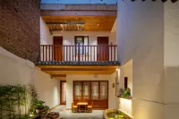Floral Hotel· Zhuyinman Residence (Luoqi Ancient City Lijingmen Cross Street Branch) Отели в г. Лоян