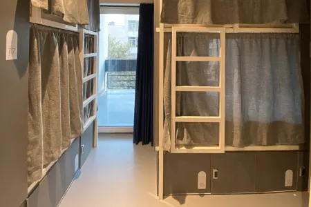 Firouzeh Heritage Hostel Отели рядом с достопримечательностью «Тегеранский Большой Базар»