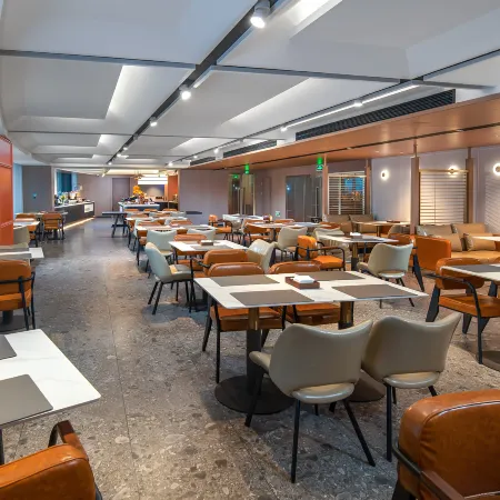 Golden Crown Borrman Hotel (Beihai Flagship Store) Отели рядом с достопримечательностью «Пляж Силвер»