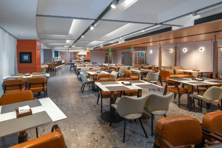 Golden Crown Borrman Hotel (Beihai Flagship Store) Отели рядом с достопримечательностью «Guantouling Sightseeing Platform»