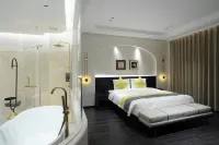 New Good Hotel - Balcony