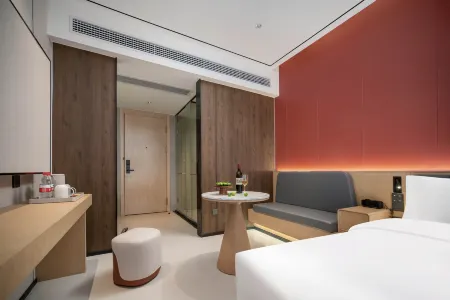 100 meter Hotel (Changsha High Speed Railway South Station East Square Branch) Отели рядом с достопримечательностью «Hunan Biological and Electromechanical Polytechnic (Donghu Campus)»